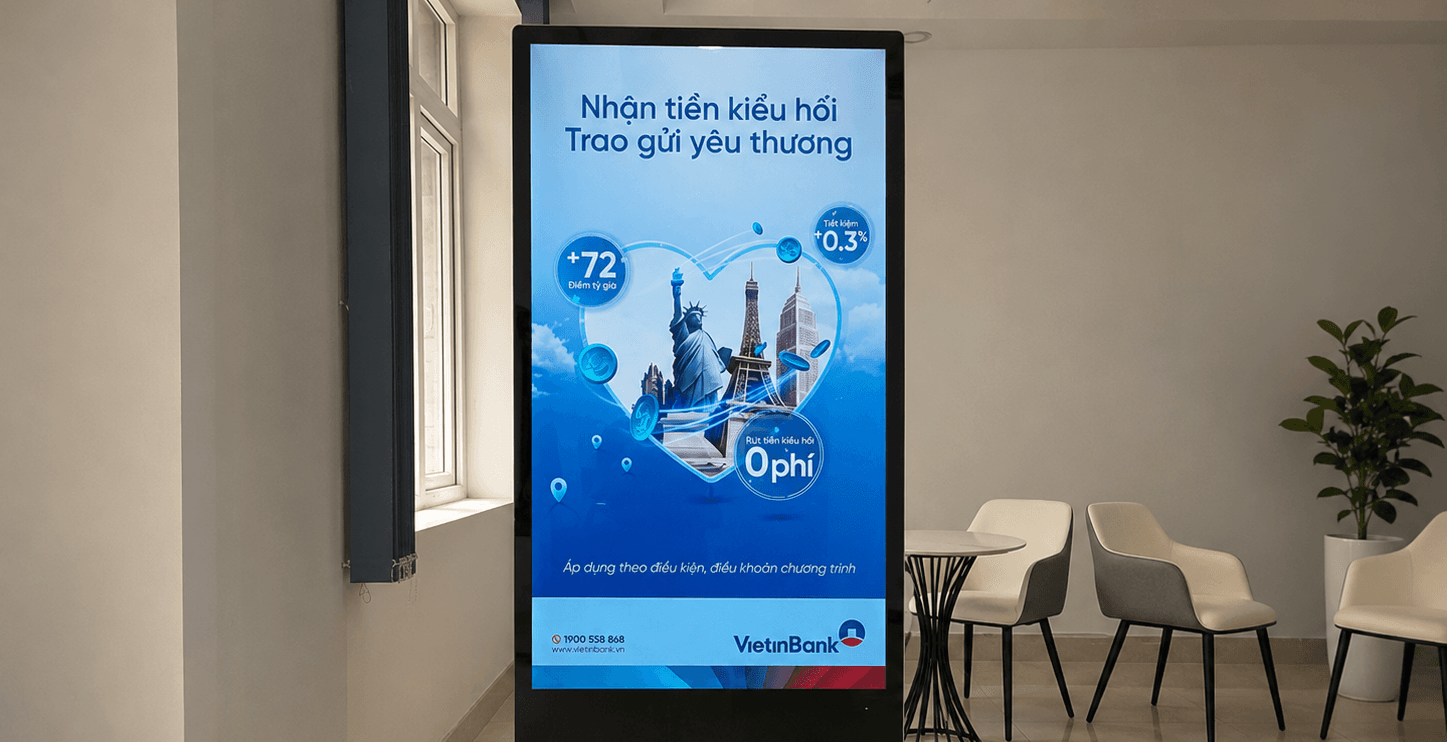 Standee Hushida tại khu vực hospitality