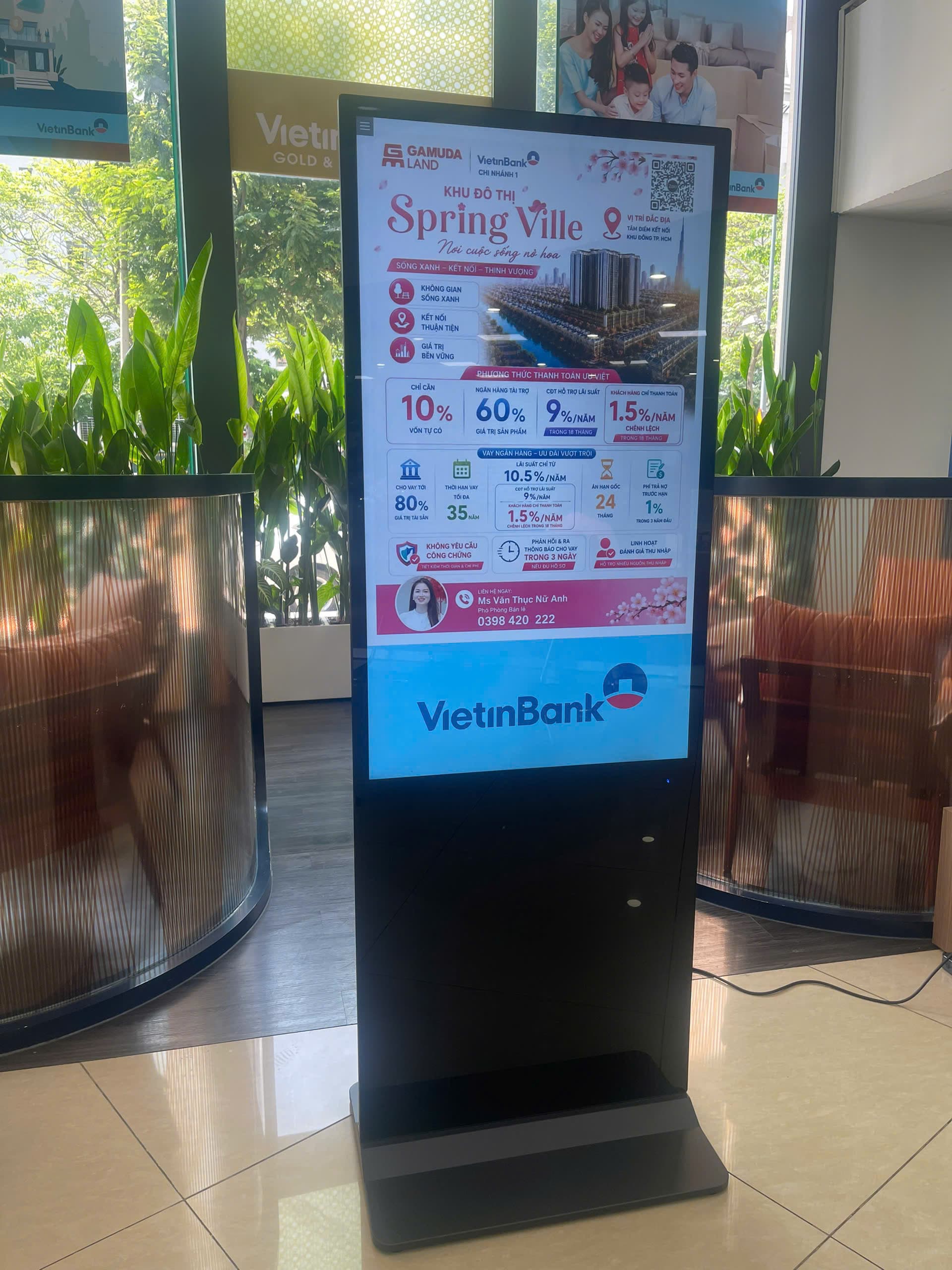 Standee Hushida tại sảnh lễ tân doanh nghiệp