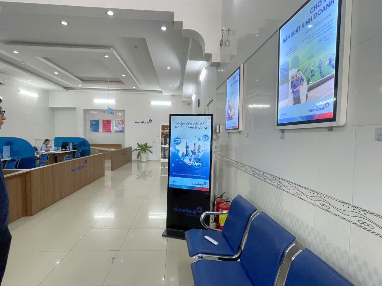 Standee Hushida tại văn phòng