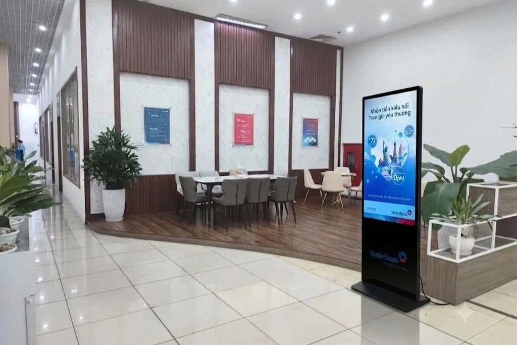 Standee Hushida trình chiếu tại showroom